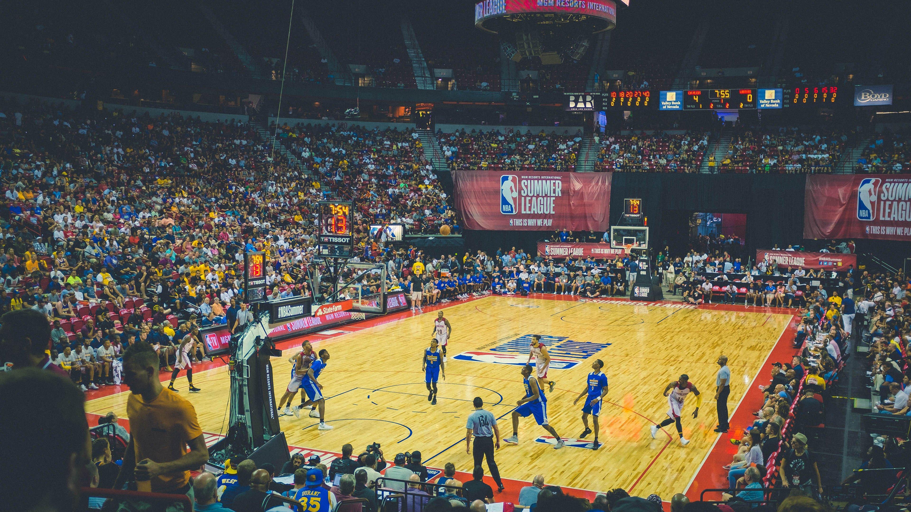 风暴前夜?名记曝多队紧盯快船动向 三巨头恐成交易筹码